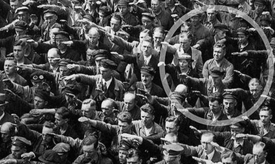 A foto, famosa mundialmente, registra o alemão August Landmesser.