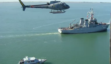Helicóptero e navios da Marinha