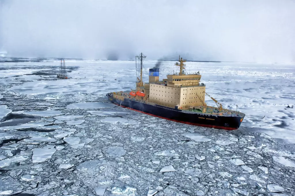 Navio mercante em águas do mar antártico