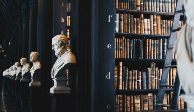 Biblioteca com bustos de filósofos e pensadores